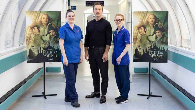 Ahead of the World Premiere of Disney+ Original film Peter Pan & Wendy taking place in London on Thursday 20th April, beloved British actor Jude Law (Captain Hook) surprised patients, their families and staff at Great Ormond Street Hospital (GOSH), a place with deep connections to J.M. Barrie’s original story of Peter Pan.