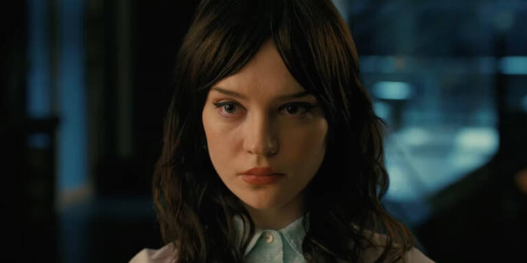 Iris (Sophie Thatcher) bumps into Josh (Jack Quaid) in the supermarket and a charming romance is born over a somewhat unstable display of oranges.