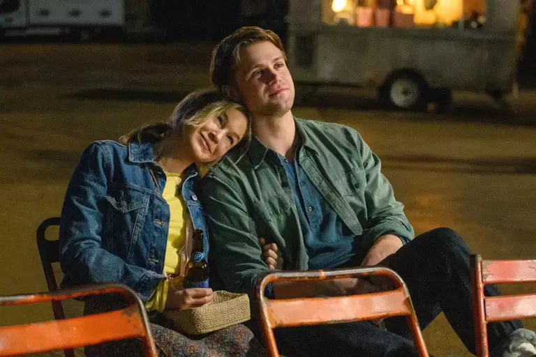 Bridget (Renée Zellweger) is now a widowed mother of two children - 10-year-old Billy (Casper Knopf) and 6-year-old Mabel (Mila Jankovic), her husband, human rights lawyer Mark Darcy, having been killed on a humanitarian mission in the Sudan.   