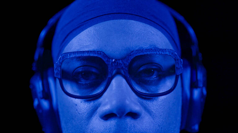 From the first bass drop, DESIRE: The Carl Craig Story doesn’t just kick off — it erupts. This 90-minute documentary, directed with raw urgency by Jean-Cosme Delaloye, pulses with the energy of a Detroit warehouse rave at 3AM.