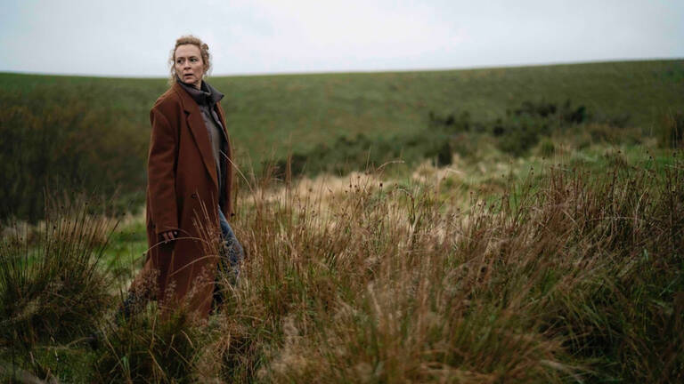 Maria is a successful tv presenter in Sweden whose life goes into crisis when her domineering husband Magnus is accused of a serious crime.