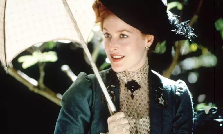 It is 1905 and Lily Bart (Anderson) is a New Yorker living with her aunt and expecting to inherit a substantial sum from her.